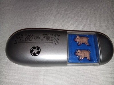 Pass The Pigs Classic Party Dice Game 2005 Edition Travel Case 2+ Players EUC