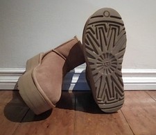 Trendy Platform Uggs size 7 US (S/N 1134991) ...