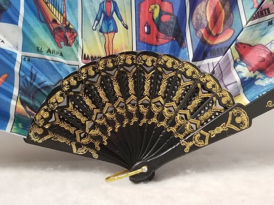 VENTILADOR DE MÃO EXCLUSIVO PRETO COM DESIGN DE LOTERIA MEXICANA 9" ALTURA 16" ABERTURA LARGA - Imagem 2 de 4