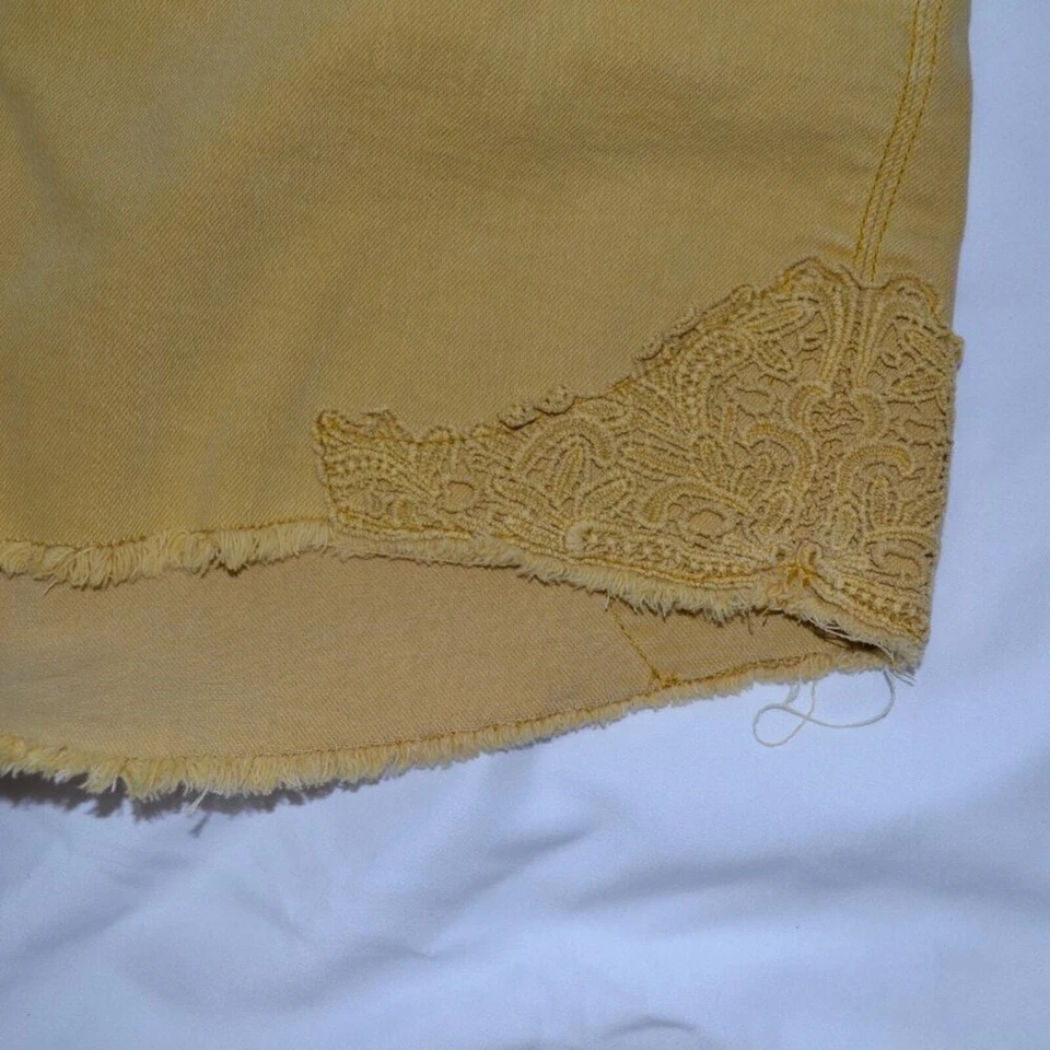 Pantalones cortos de encaje mostaza Rue21 11/12 Foto 2 de 4