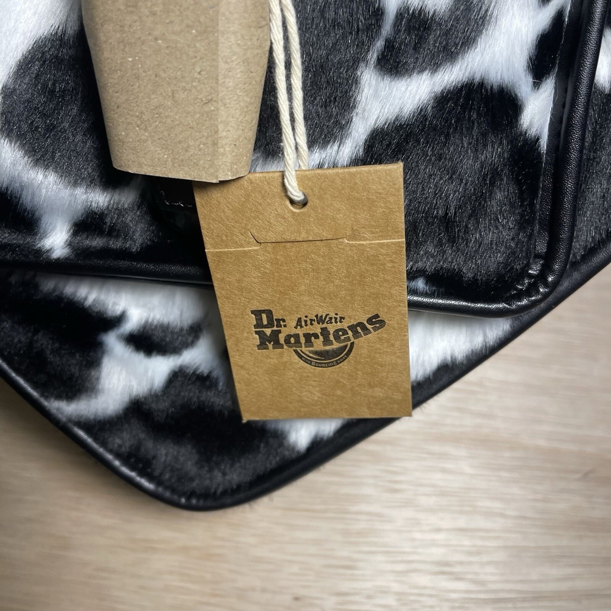 希少Dr.Martens cow 牛柄 2wayショルダーバッグ ハート型バッグ 希少Dr.Martens cow 牛柄 2wayショルダーバッグ ハート型バッグ
