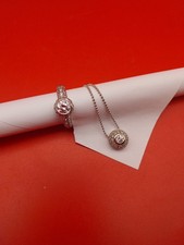 Goldring 18K mit großem Brillanten und  vielen kleinen Diamanten auf dem Ring