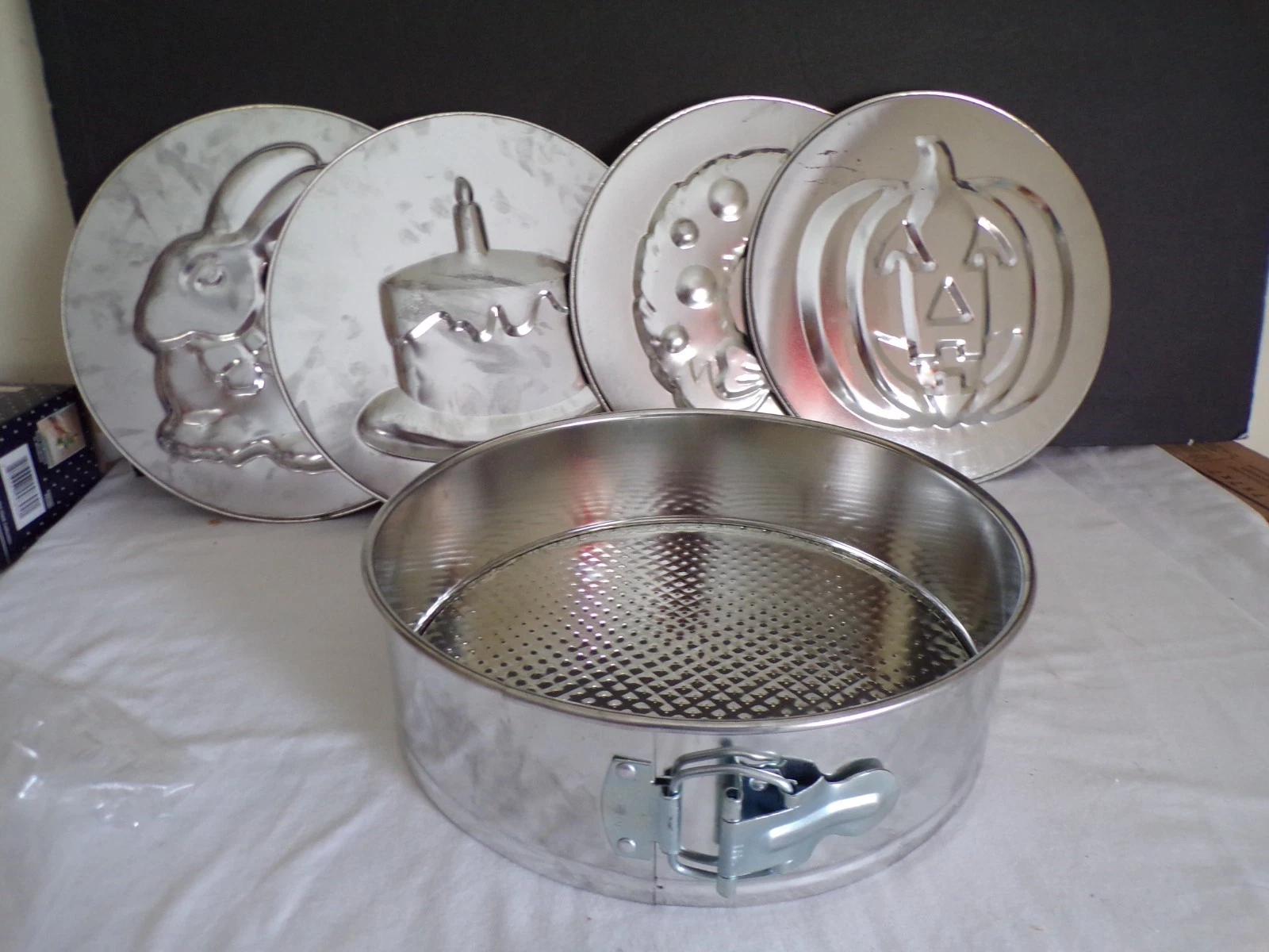 Springform Bake Pan Set by Metro 10" Round 6pc. set 4 Decorative Cake Molds, New