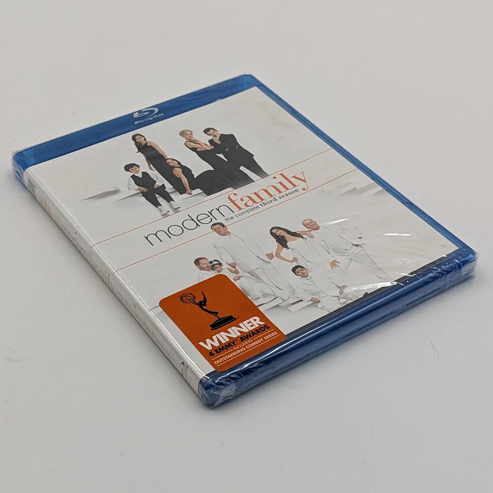 Modern Family The Complete Tercera Temporada Blu-ray Juego de 3 Discos Región A Totalmente Nuevo Foto 3 de 4