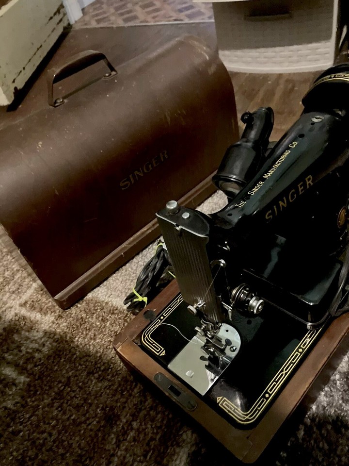 Vintage Singer Sewing Machine 99? Bentwood Wood Case With Key And Knee