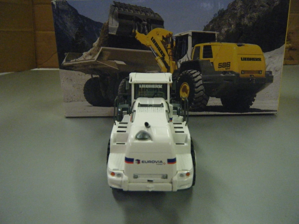 Cargadora de ruedas Liebherr 586 - Versión Eurovia Vinci - Con caja - NZG Foto 4 de 4