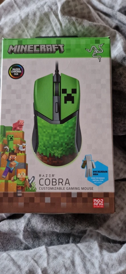 Razer Cobra + BlackWidow V4 x Green Switch Minecraft Edition Keyboard & Mouse - Image 2 of 4