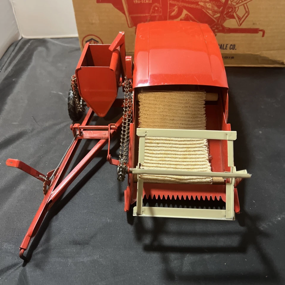 1/16 Tru Scale Pull Type Combine in Original Box #406 - Image 2 of 4