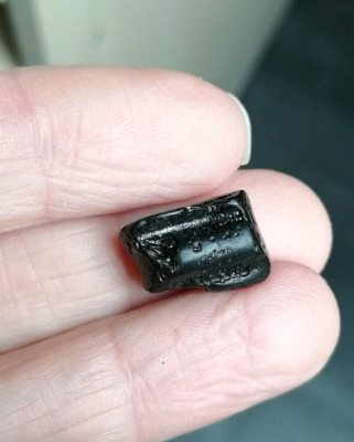 Naturstein Tektit 1,83g / 1,2cm A-Qualität = gute Herkunft Deutschland