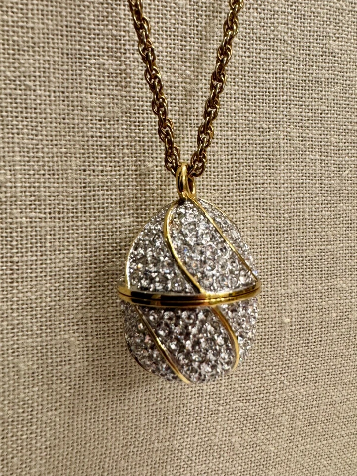 COLAR PINGENTE RELÓGIO OVO TOM PRATA E OURO SUZANNE SOMERS - Imagem 3 de 4