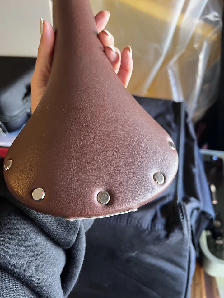 PUBLIC Marrón Retro Cuero Bicicleta Cercanías Bicicleta de Carretera Sillín Asiento Remachado NUEVO Foto 2 de 4