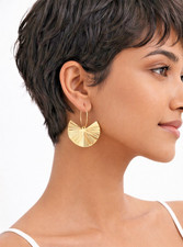 boucles d'oreilles en laiton doré a l'or fin oreilles  percées 5x4 cms