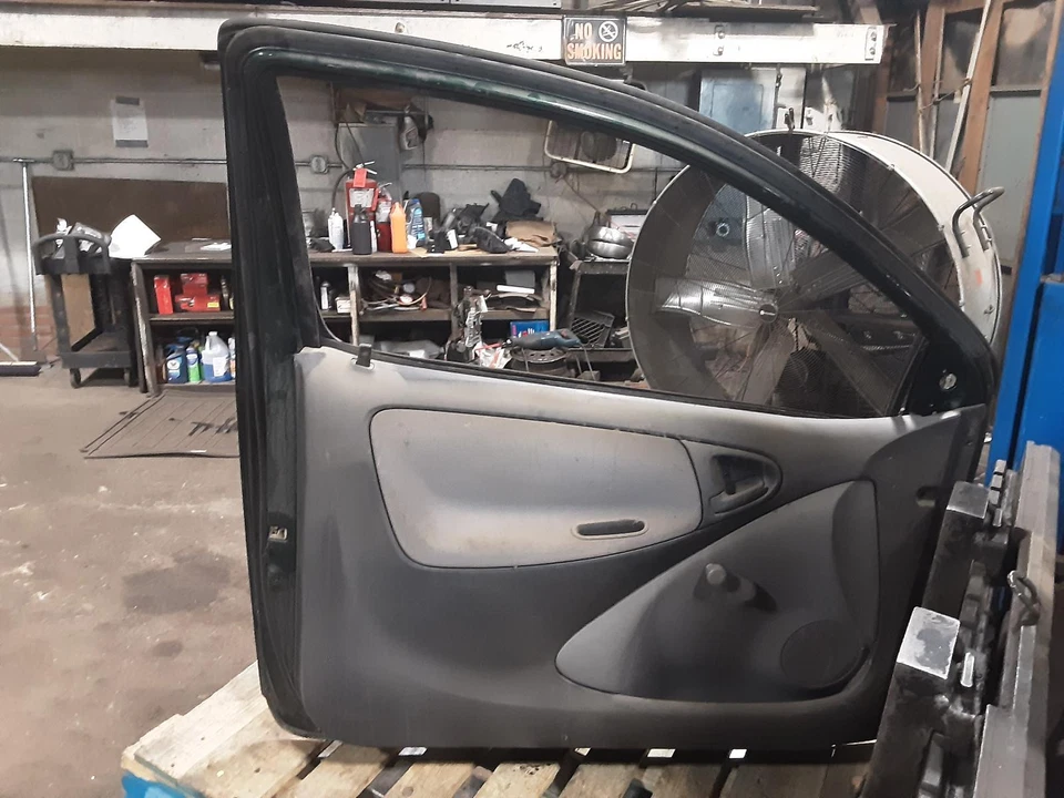 Used Front Left Door fits: 2002 Toyota Echo 2 Dr Cpe L. w/o moulding manual wind — 第 2/3 张图片