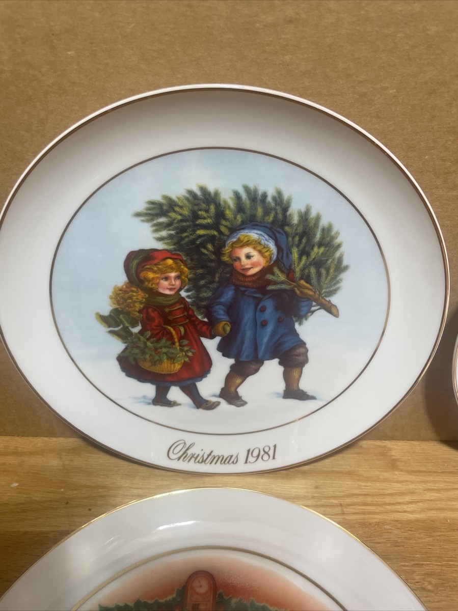 Set of 4 Avon Christmas Memories Collector Plates 1981 1982 1983
