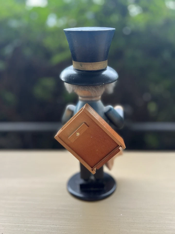 Este fumador de incienso de arte popular de estilo alemán Foto 4 de 4