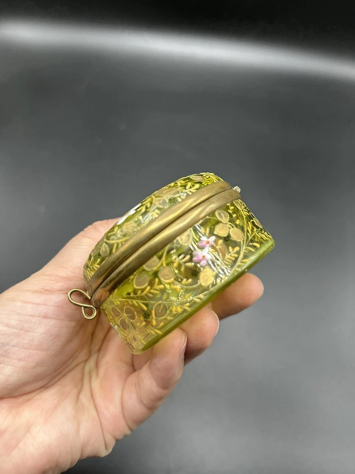 Antigua caja de baratija de vidrio verde amarillo tocador tarro Moser niña retrato pintura Foto 4 de 4