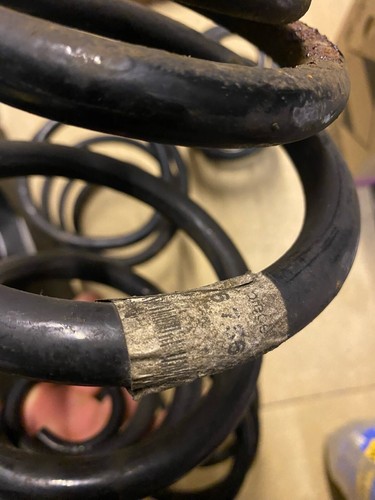 BMW E46 330D 2004 OEM SPRINGS FRONT AND BACK - Picture 3 of 3