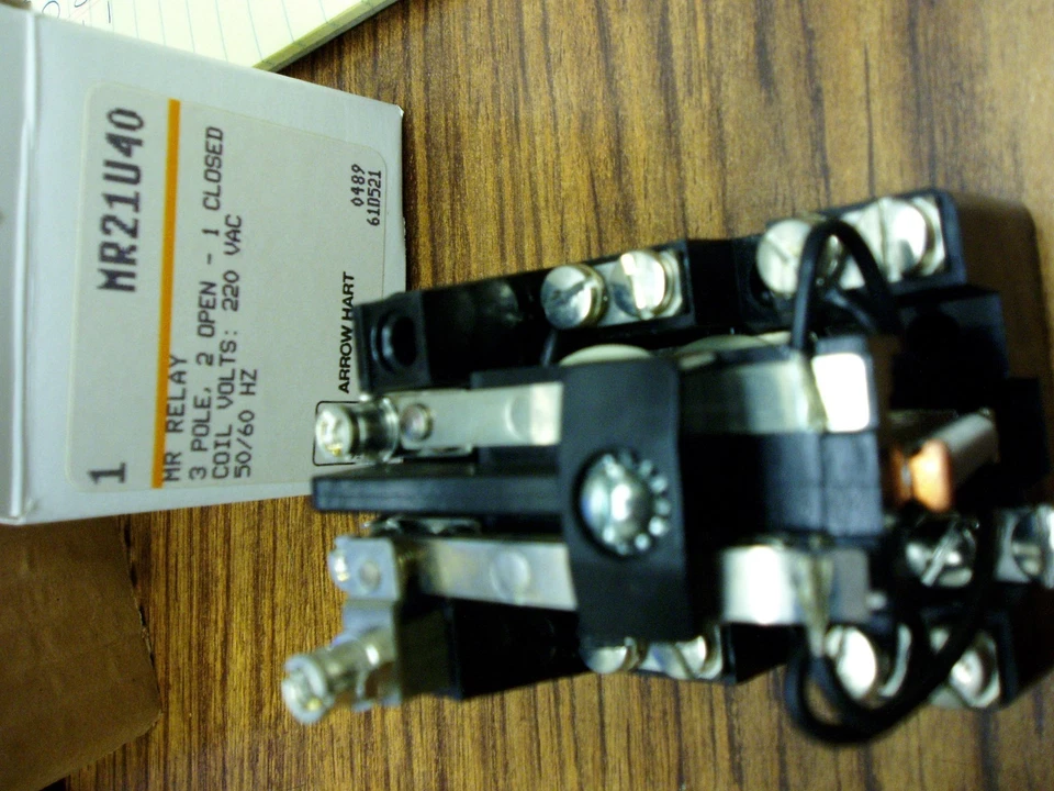 COOPER ARROW HART MR21U40 3P 2 ABIERTO 1 BOBINA CERRADA VOLTIOS 220V 50/60HZ Foto 2 de 2