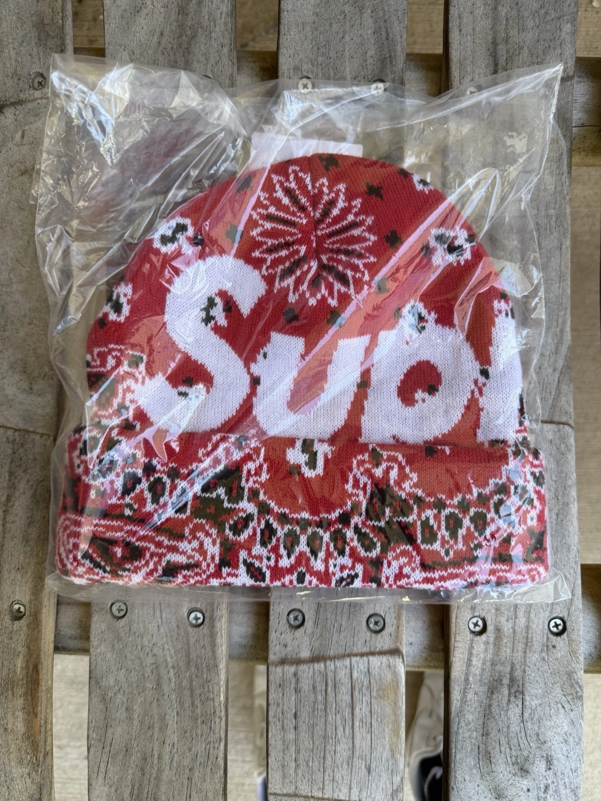 Bonnet tricoté Supreme Big Logo   Bandana rouge Paisley FW24 NEUF