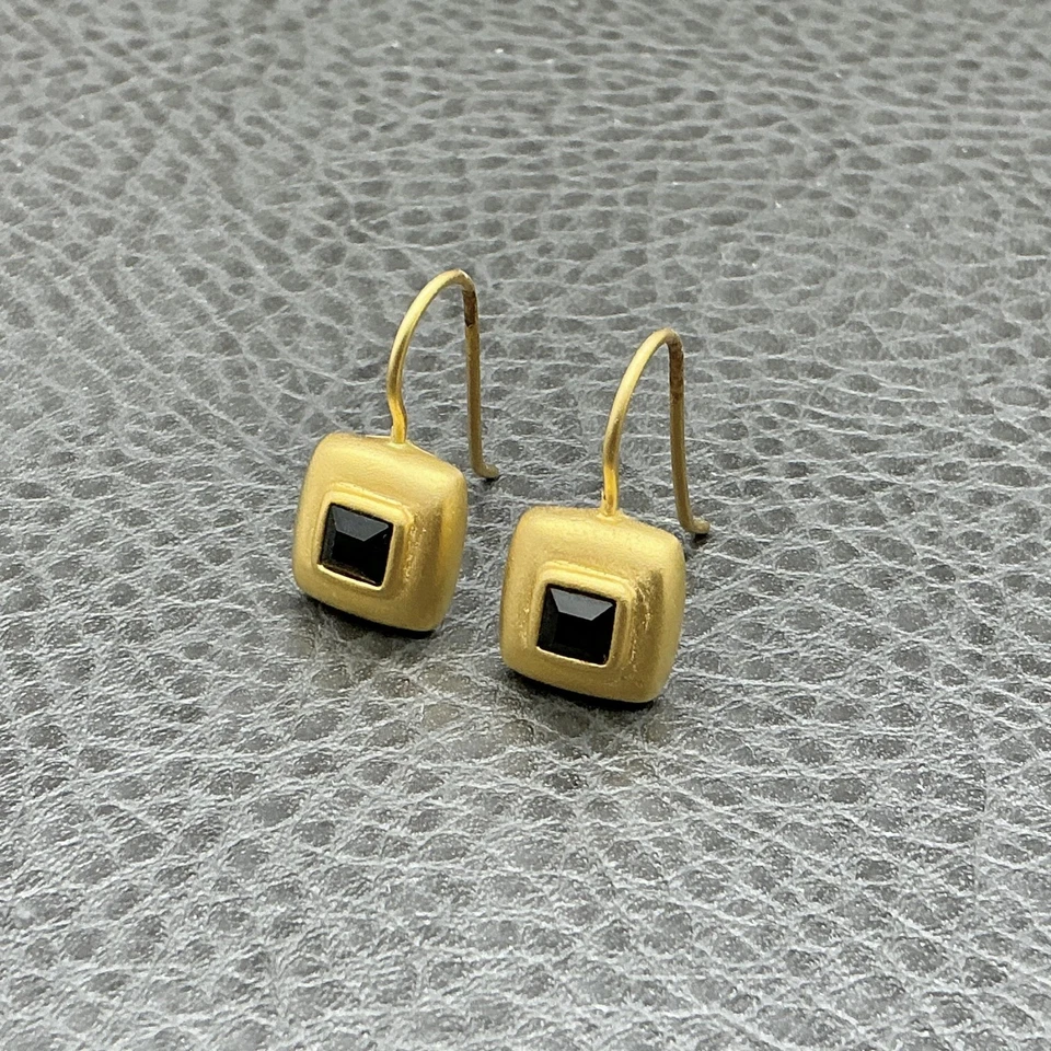 Pendientes colgantes Express tono dorado cuadrados piedra negra para mujer modernos llamativos Foto 3 de 4