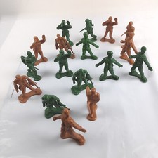 Lot of 17 GREENBIER Green And Tan Toy Army Soldiers 4"