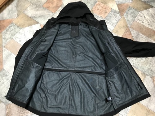 GORE-TEX HOODED JACKET SIZE 