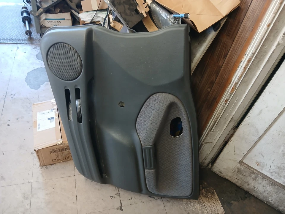 02 Geo Tracker 4 door Front door panel Right Passenger MANUAL - Image 2 of 4