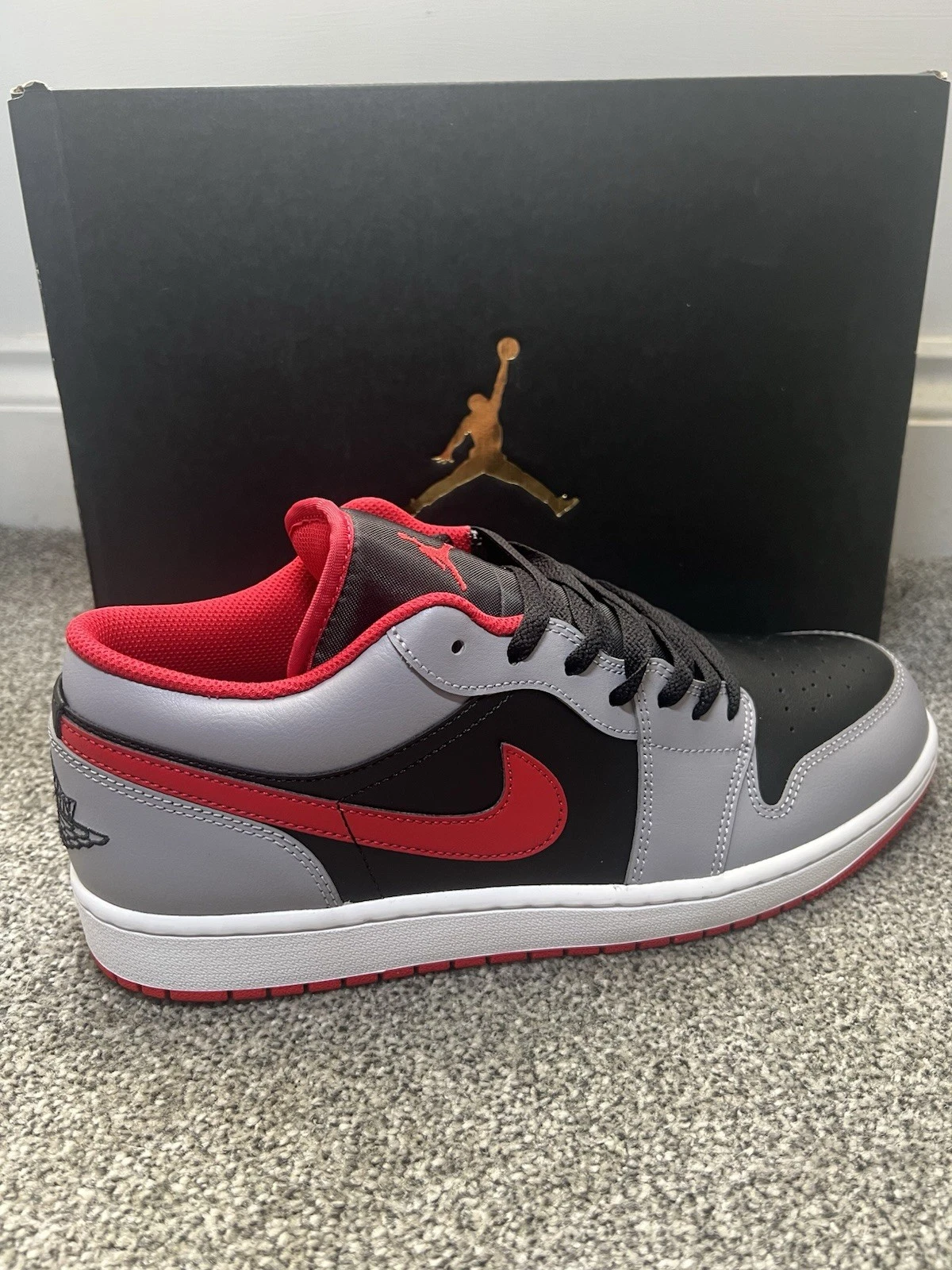Nike Air Jordan 1 Low taglia 11 UK nero rosso fuoco grigio cemento 553558 060 nuove