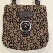 Borsa a tracolla DKNY Monogram Tela Marrone Effetto Lucertola Cinghia Patta Fibbia Piccola