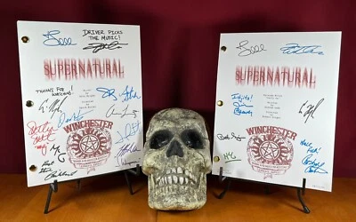 Supernatural Pilot & Series Finale Scripts signed - Autogramm Reprints - Bild 1 von 4