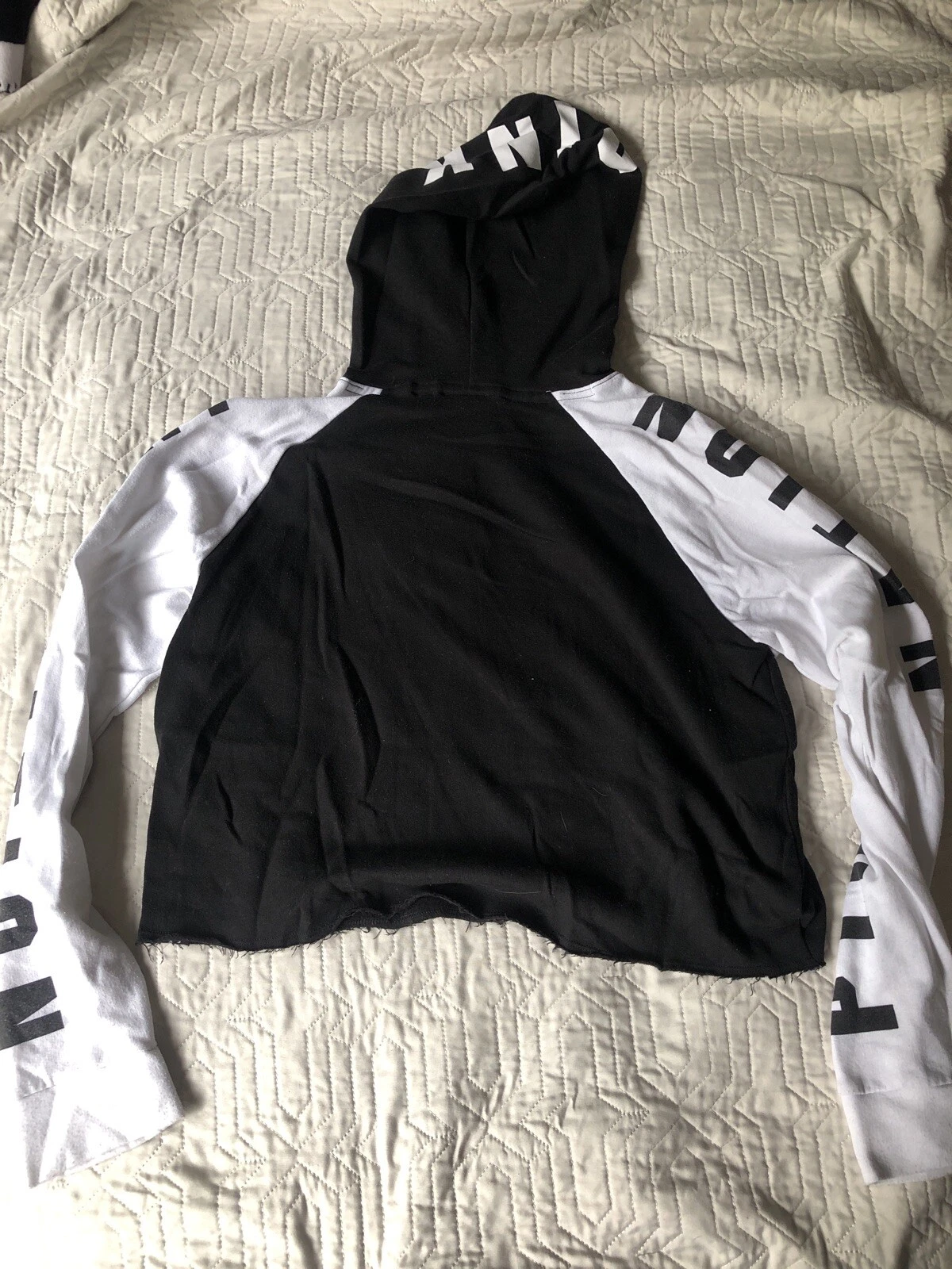 UNDERCOVER Felpa con cappuccio Victoria’s Secret Pink Nation bianca e nera logo cropped media