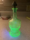 VINTAGE uranium Green GLASS DECANTER 8.5 Inch With black Art Deco Stopper Unique — photo 1