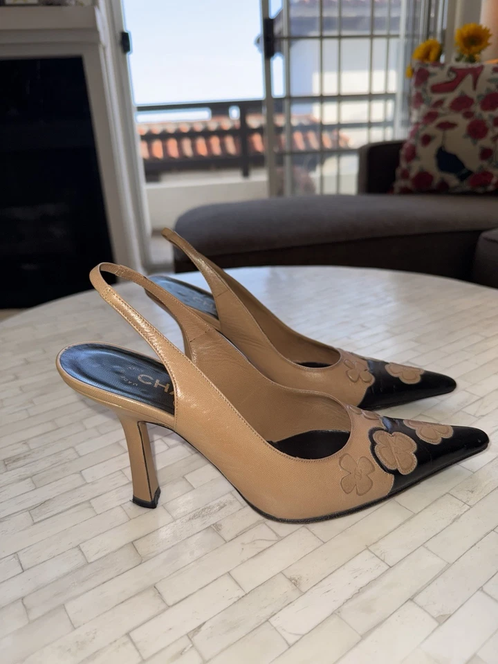 Tacones de gatito Chanel vintage beige camelia con honda trasera - talla 38 Foto 3 de 4