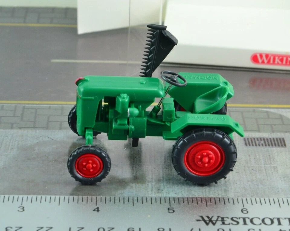 Tractor agrícola Wiking 875023 NORMAG Factor 1 escala 1:50 con cortador lateral Foto 2 de 3