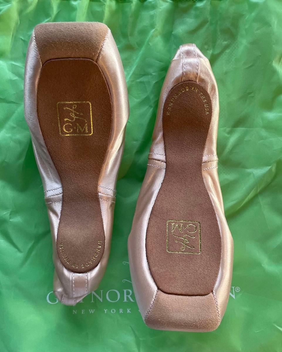 Gaynor minden pointe shoes. Green Bag. CL -7N4HDH. Made in