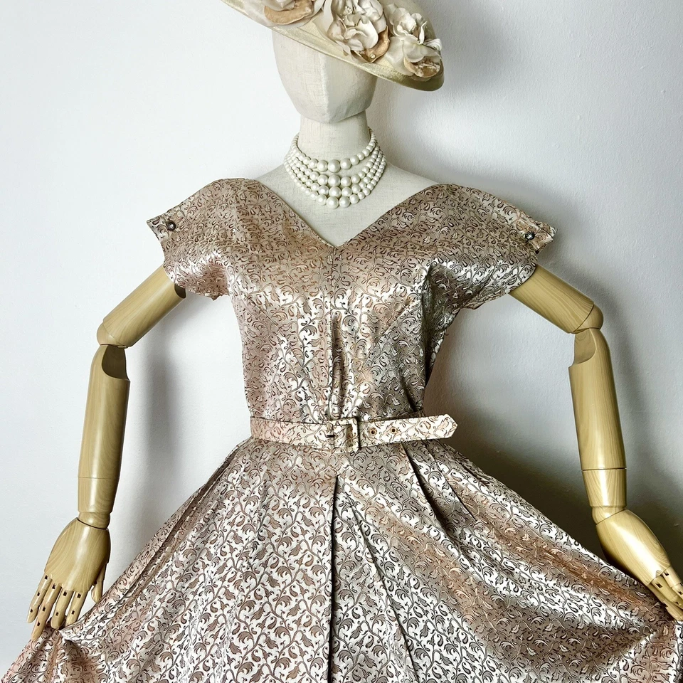 Vestido CHAMPAGNE Satinado Brocado Años 50’s Vintage Jardín Fiesta Boda Cóctel S Foto 2 de 4