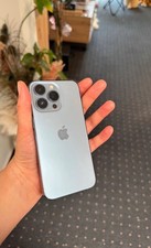 Apple iPhone 13 Pro 256GB - Blau - 96% Akku + Zubehörpaket