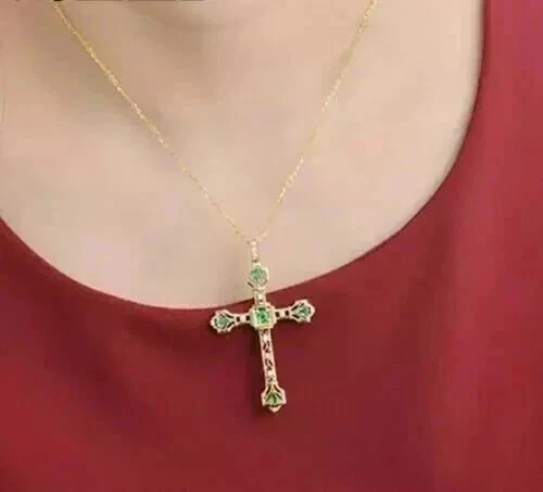 Colgante para mujer cruz esmeralda de corte redondo de 1 quilate enchapado en oro amarillo de 14 quilates Foto 2 de 2