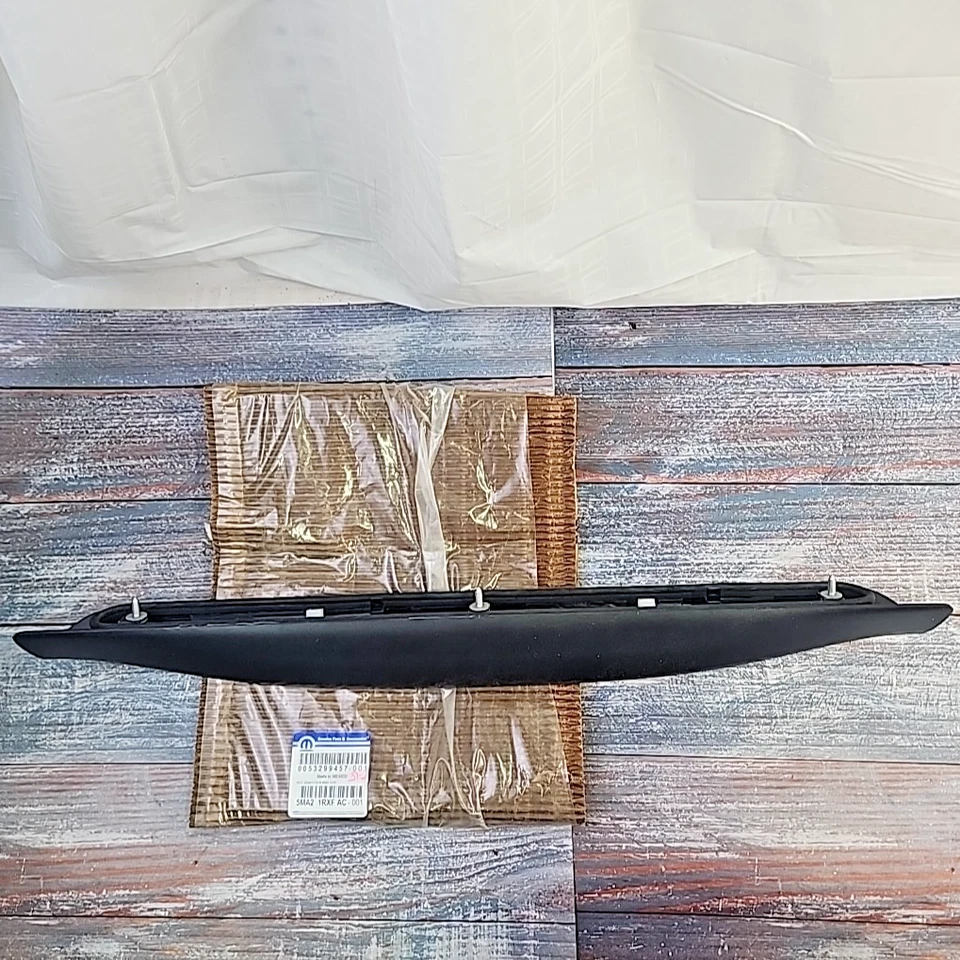 Luz de matrícula trasera Mopar 5MA21RXFAC 2014-2026 Ram ProMaster 1500 2500 3500 Foto 2 de 4