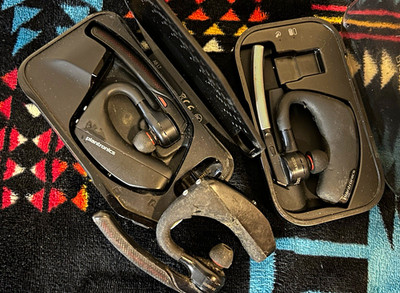 Plantronics Voyager 5200 Bluetooth Noise Cancel (Untested) 2chargers an 3 units