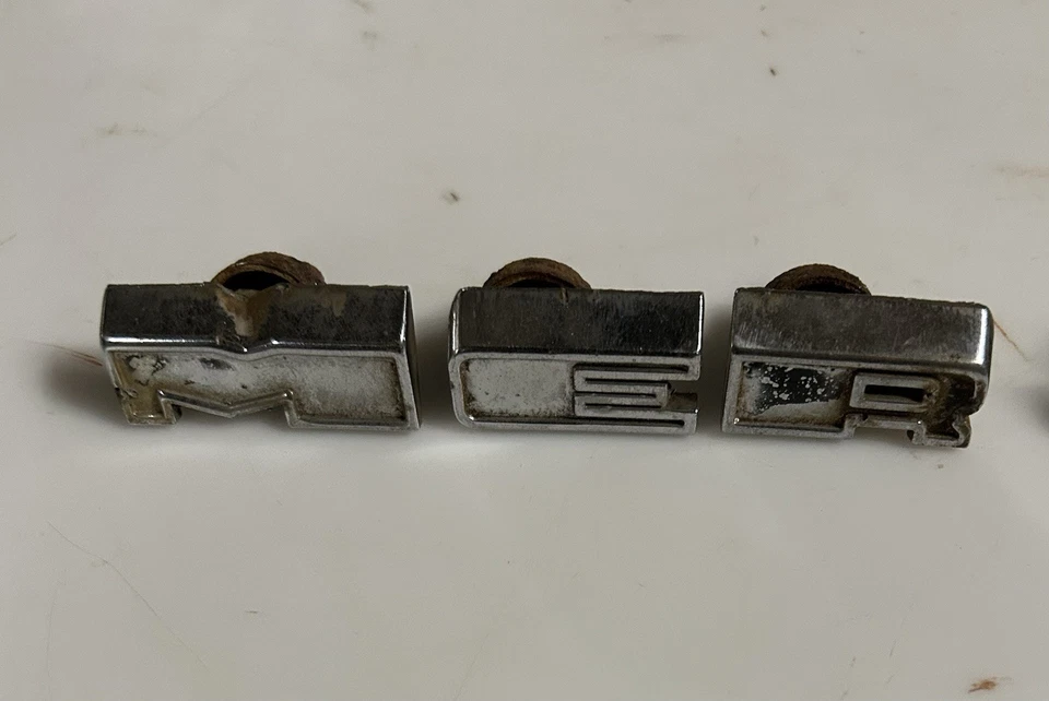 Mercury 1956 parachoques letras emblemas Monterey Montclair personalizado “C” falta Foto 3 de 4