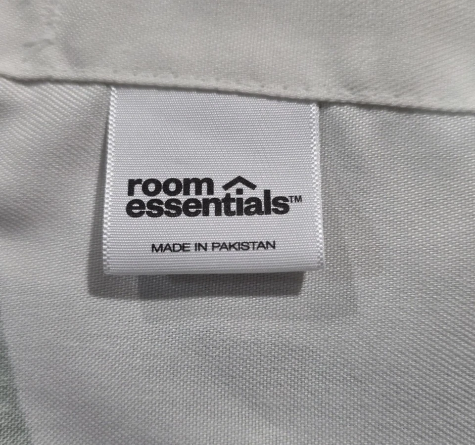 Cortina de ducha Target Trazos pintados de tela verde con 12 ganchos blancos Foto 4 de 4