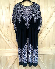 RB Collection New York One Size Black/White Geometric V-Neck Pullover Dress