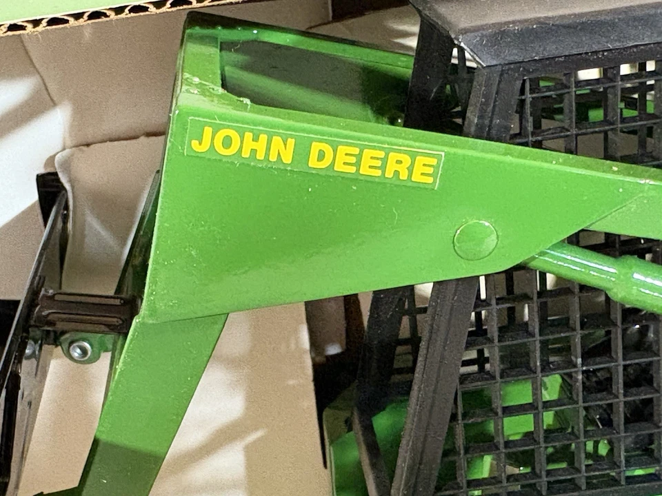 1:16 John Deere minicargadora ERTL #569 TRACTOR AGRÍCOLA FUNDIDO A PRESIÓN con CAJA -NRFB Foto 2 de 4