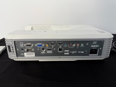 Optoma EH320UST Full HD Ultra-Kurzdistanz Beamer Projektor   Wie NEU, nur 2 Std.
