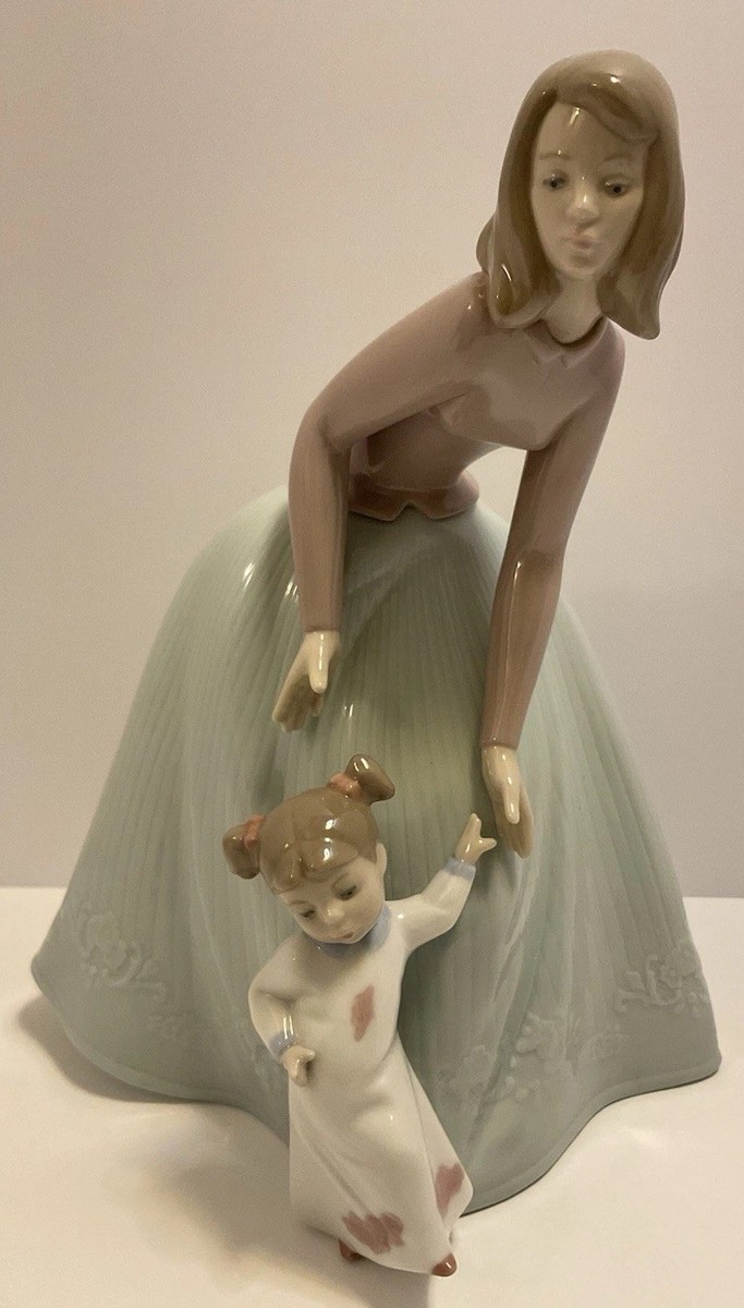 RARE LLADRO NAO #1318 FIRST STEPS MOTHER CHILD FINE PORCELAIN