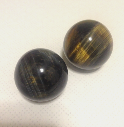 TWO GOLDEN BLUE TIGER'S EYE SPHERES STONE OF PROTECTION 27 MM & 26 MM - Picture 1 of 12