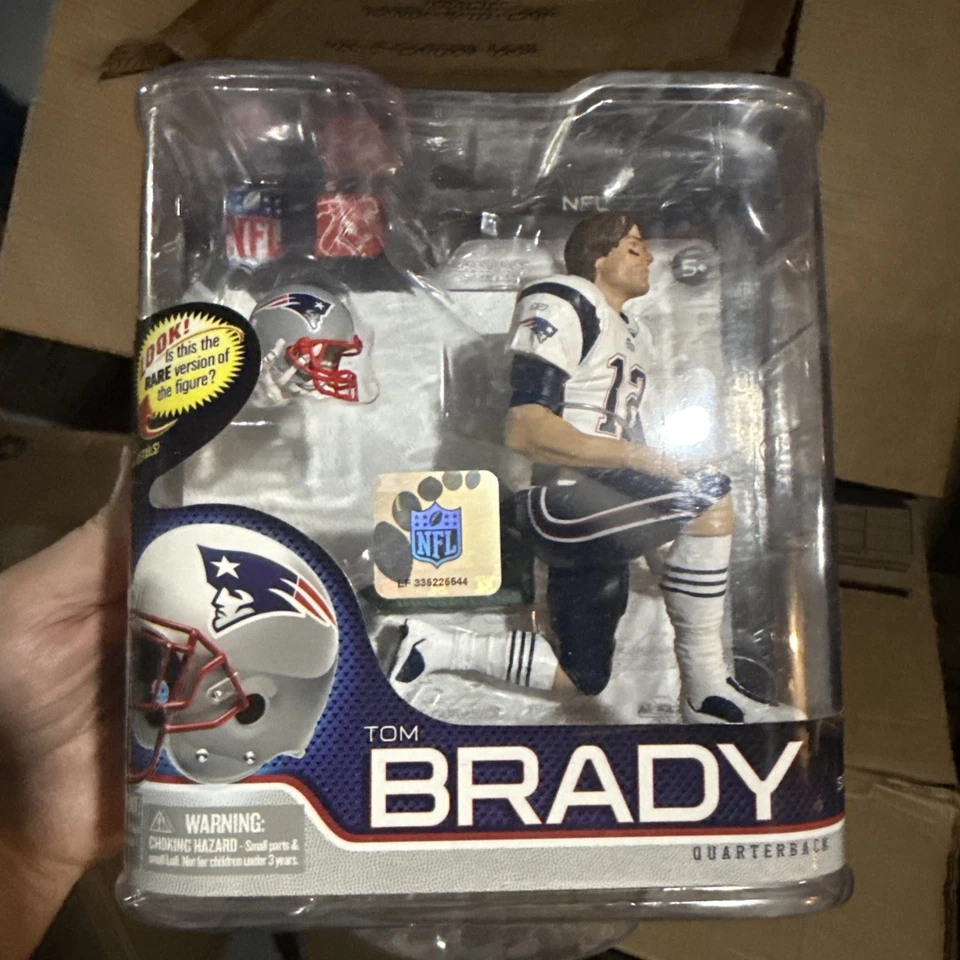 Camiseta McFarlane Toys Tom Brady NFL Serie 27 Blanca Arrodillada 2011, 1 de 2000 Foto 2 de 4