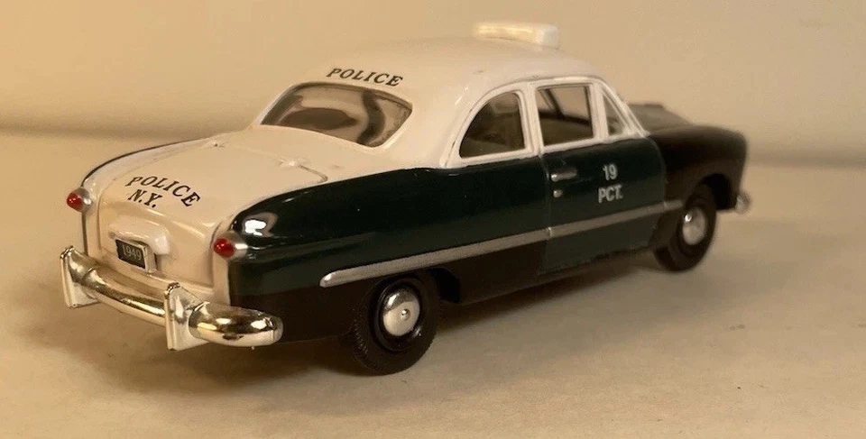 Raro 1/43 Blanco Rosa De Colección NYPD Verde Blanco Negro Ford Original LEER Foto 4 de 4