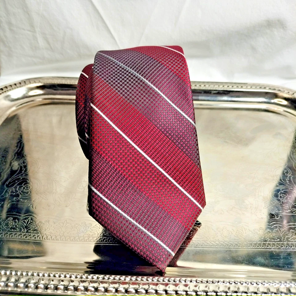 Corbata para hombre marca Q roja y plateada diseño italiano - clásica a rayas Foto 2 de 3
